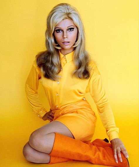 nancy sinatra Nancy Sinatra 60s, Grunge Alt Aesthetic, 60s Photoshoot, Alt Aesthetic, Nancy Sinatra, The Sixties, Foto Art, 1960s Fashion, Iconic Women