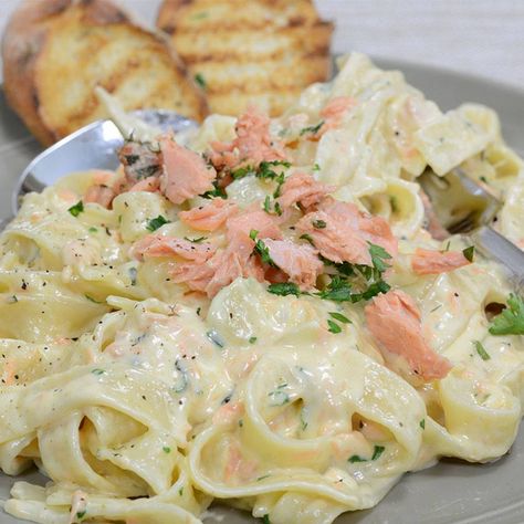 Salmon Carbonara, Fettucini Carbonara, Pasta Carbonara Recipe, Food World, Fresh Salmon, Gourmet Food Store, Prawn Recipes, Carbonara Recipe, Pasta Carbonara