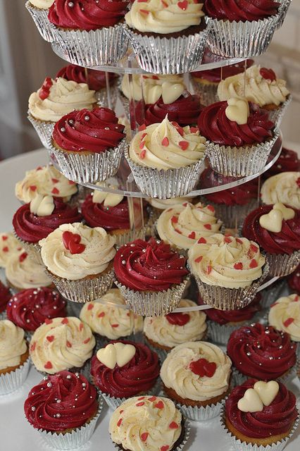 Burgundy and cream cupcakes with hearts and silver balls | Flickr - Photo Sharing! Birthday Decorations Red, Red Anniversary Decorations, Red Birthday Party Decorations, Red Dessert Table, Red Quince, Quince Cakes, Red Desserts, Quince Cake, Red Birthday Cakes