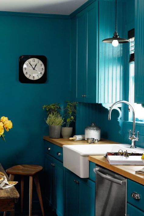 A vibrant shade of teal or aquamarine can inject brightness into a dark space. Ikea's white farmhouse sink pops against the high-gloss blue covering the kitchen walls, cabinets, and trim in this 1840s upstate New York house. The paint is Benjamin Moore's Varsity Blues. Painting Oak Cabinets, Teal Kitchen, Kitchen Paint Colors, Yellow Kitchen, Design Seeds, Oak Cabinets, Design Del Prodotto, Black Cabinets, Blue Kitchens