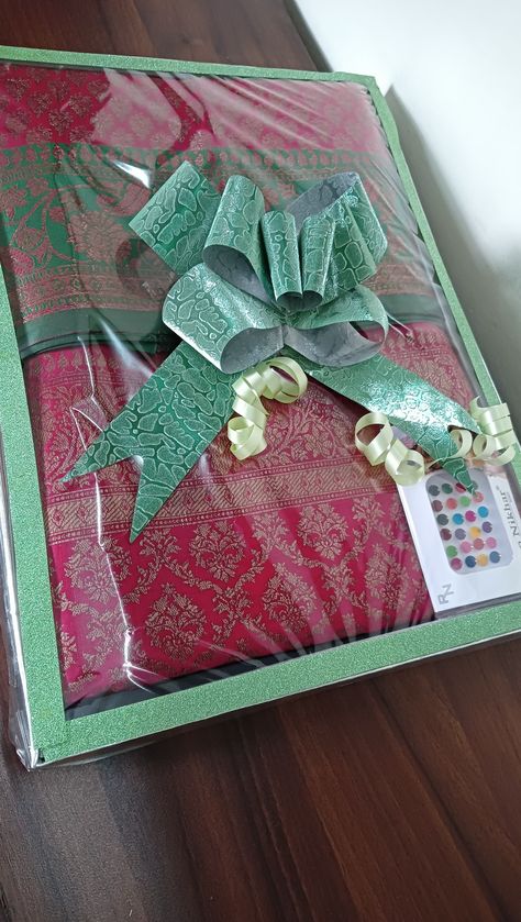 Saree Packing, Hindu Wedding Decorations, Wedding Gift Hampers, Wedding Frame Gift, Ribbon Flowers Diy, Wedding Gift Pack, Gift Box For Men, Bridal Gift Wrapping Ideas, Creative Gift Wraps