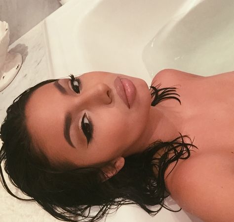 Classy Bathtub Selfie, Allure Beauty, Makeup Goals, Her Eyes, Flawless Makeup, How To Pose, Gorgeous Makeup, Pretty Makeup, Up Girl