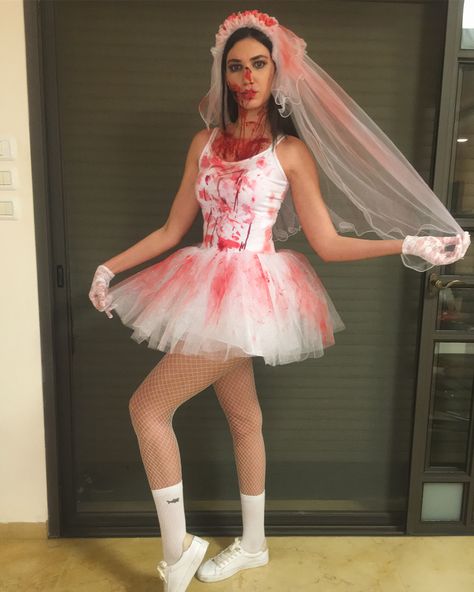 Terrifying Halloween Costumes, Zombie Bride Costume, Halloween Costumes You Can Make, Halloween Bride Costumes, Zombie Clothes, White Halloween Costumes, Terrifying Halloween, Dead Bride, Halloween Bride