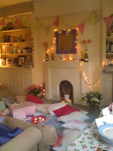 Meggie Royer, Bunting Bedroom, Bedroom Bunting, Uni House, Kentish Town, College House, Uni Room, Room Goals, Future Apartment