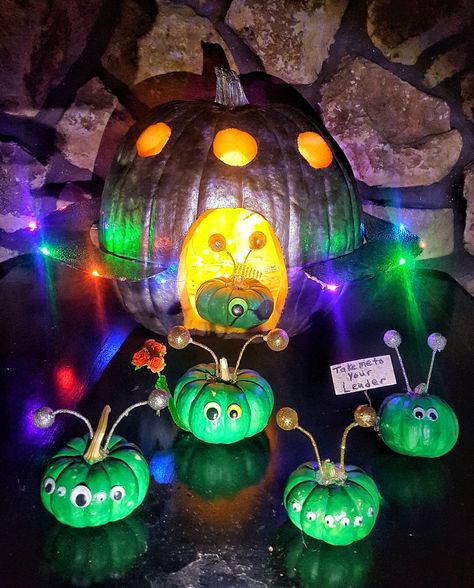 Simpsons Pumpkin Painting, Ufo Pumpkin Decorating, Movie Themed Pumpkin Decorating, Alien Pumpkin Painting, Spaceship Pumpkin, Alien Pumpkin Carving Ideas, Alien Pumpkin, Book Character Pumpkins, Character Pumpkins