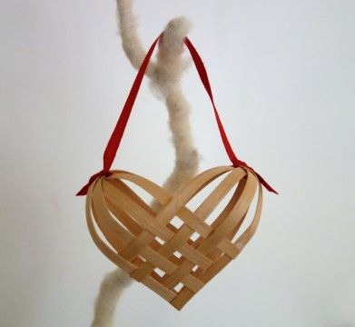 Sweet little DIY woven heart ornament. Slip a little note inside and give to your honey or your kids or your sister, friend, mom, aunt... Basket Weaving For Kids, Bark Crafts, Jul Diy, Woven Heart, Weaving For Kids, Crafting Tools, Paper Weaving, Valentine's Day Quotes, Birch Bark