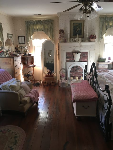 Italian Summer Bedroom Aesthetic, Grandmacore House Bedroom, 2000s Mom Aesthetic House, Cozy 2000s Home, Cozy Early 2000s Home, Animal Crossing Vintage Room, Pretty Room, Dreamy Room, Dream Room Inspiration