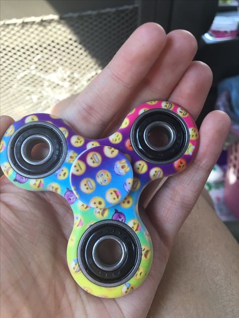 Emoji fidget spinner Fidget Spinner Aesthetic, Dimple Fidget, Figit Spinner, Fidget Spinner Movie Picker, Figet Spinners, Diy Fidget Spinner, Cool Fidget Spinners, Spinners Diy, Fidget Cube