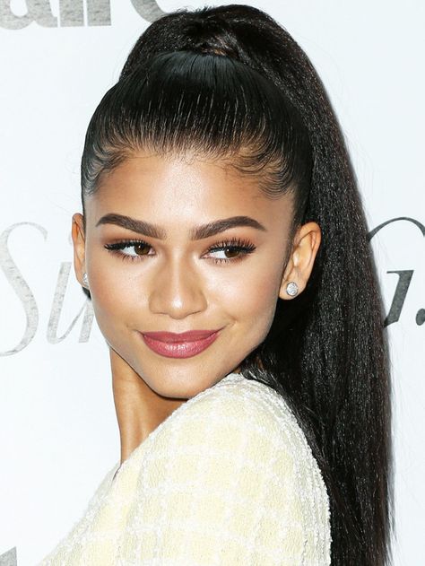 Just because you have a round face doesn't mean you have to shy away from a sleek up 'do. Make like Zendaya and opt for a high ponytail Round Face Ponytail, Hairstyles For Round Face, Zendaya Hair, Slick Ponytail, Short Hair Ponytail, High Ponytail Hairstyles, Natural Hair Styles Easy, Hot Hair Styles, Sleek Ponytail