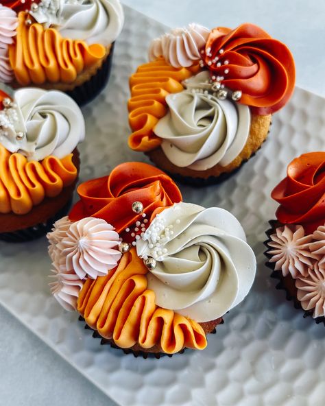 Fall cupcakes have my heart 🍂🥰 • • • #fallcupcakes #buttercreamcupcakes #cupcakedecorating #cupcakeinspo #cutecupcakes #cupcakesofinstagram #cupcakeoftheday #cupcakelove #cutebaking #fallbaking #fallcolors #fallcolorpalette #caramelcupcakes #bakingtime #519bakery #519cakes Fall Wedding Cupcakes, Caramel Cupcakes, Fall Cupcakes, Wedding September, Buttercream Cupcakes, Valentines Cupcakes, Cute Baking, Fall Color Palette, Cute Cupcakes