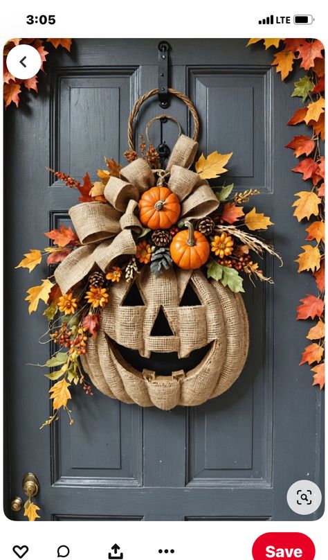 Halloween Diy Pumpkin Crafts, Diy Wooden Halloween Decor, Fall Pumpkin Wreath Diy, Fall Door Hanger Ideas, Halloween Door Hangers Diy, Diy Halloween Door Hanger, Fall Door Wreaths Diy, Diy Stacked Pumpkins, Fall Wreaths For Front Door Diy