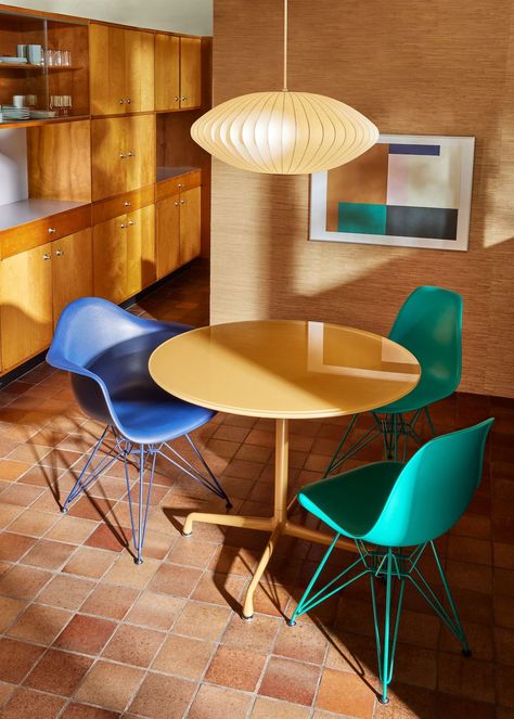 Imágenes del producto de las Mesas Eames - Mesa de conferencias - Herman Miller Eames Table, Round Dining Table Modern, Compact Sofas, Shell Chair, Mesa Exterior, Herman Miller, Eames Chair, Round Table, Round Dining