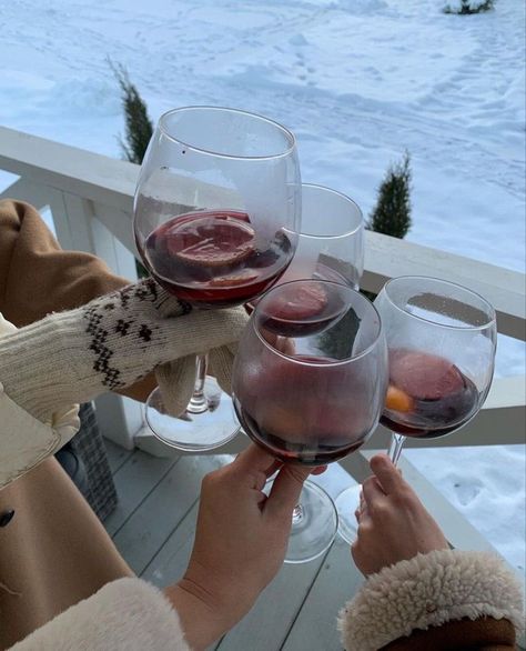 Winter Cabin Aesthetic, Ski Resort Aesthetic, Ski Lodge Aesthetic, Ski Resort Outfit, Girls Ski Trip, Ski Trip Aesthetic, Chalet Girl, Lodge Aesthetic, Snow Cabin