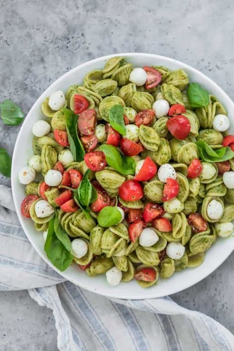 Caprese Pasta Salad. The ultimate summer potluck dish, it's made with chunks of pearl mozzarella, juicy grape tomatoes and tossed in a bright pesto sauce! | Pasta Salad | Pesto Recipes | Caprese Salad | #pasta #salad #pesto #potluck #feelgoodfoodie Potluck Sides, Pasta Salad With Pesto, Summer Potluck Dishes, Pesto Food, Pesto Recipes, Sommer Mad, Resep Pasta, Caprese Pasta Salad, Summer Potluck