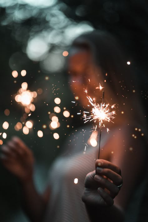 Sparkler Photography, Diwali Photography, Bonfire Night, Creative Photography, Diwali, Photoshoot Ideas, Fireworks, Picture Ideas, Photography Inspiration