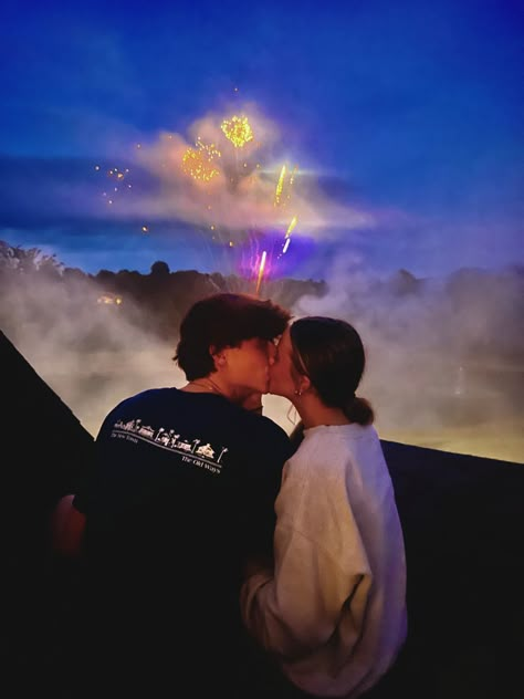 4th of july couple pictures, summer asthetics, fireworks, firework kisses 4th Of July Couple, Cute Date Ideas, Teenage Love, Couple Goals Teenagers, Cute Relationship Photos, Teen Love, Cute Couples Photos, Boyfriend Goals, Relationship Goals Pictures