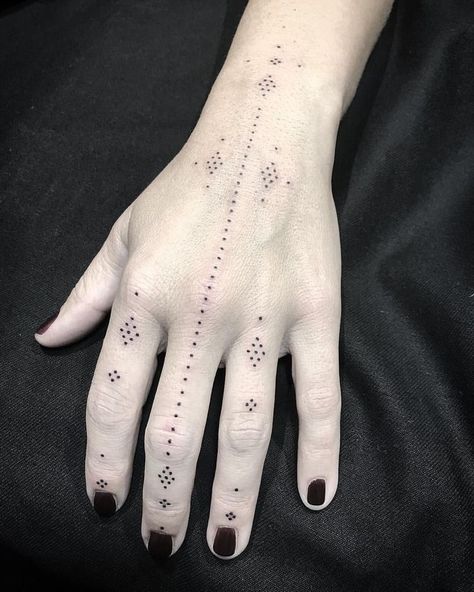 Hand tattoos for women are becoming increasingly popular, although bear in mind that getting a hand tattoo is a lot of commitment and not easy to hide. Croation Tattoos, Tattoo Main, Berber Tattoo, Henne Tattoo, Tattoo Placements, Hand And Finger Tattoos, Cute Hand Tattoos, Dot Tattoos, Handpoke Tattoo