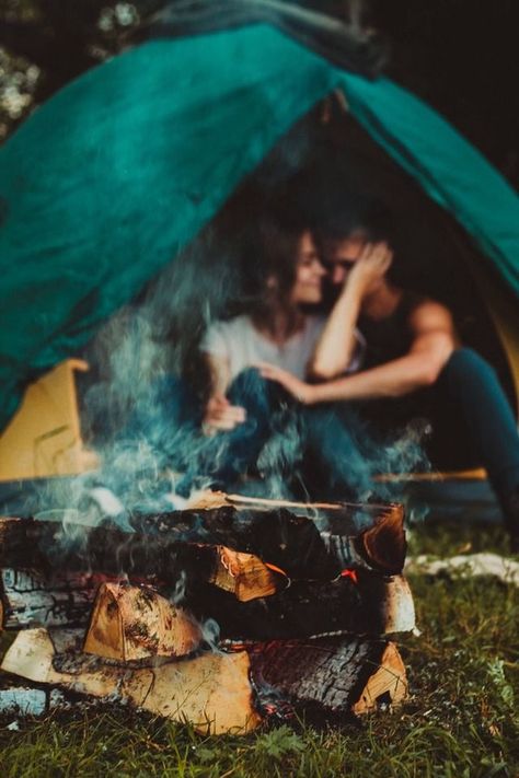 Camping Engagement Photos, Prop Idea, Camping Photoshoot, Portret Feminin, Camping Photo, Cute Engagement Photos, Camping Photography, Shotting Photo, Couples Session