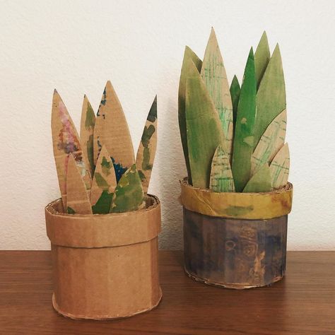 Cardboard Plant Pot, Cardboard Succulent, Cardboard Plants Diy, Cardboard Vegetables, Cardboard Rolls Diy Projects, Cardboard Crafts Diy Easy, Cool Cardboard Crafts Diy, Cardboard Snake, Cardboard Room Decor