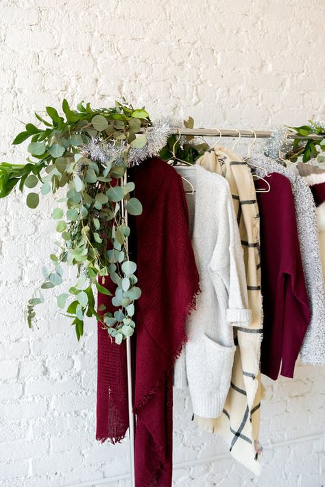 studio boutique photo shoot rolling rack clothes inspo Christmas Clothes Photoshoot, Clothes Photography Ideas Photoshoot, Preloved Clothes Photography, Photoshoot Clothing Ideas, Photographing Clothes, Photoshoot Boutique, Denim Display, Outfits Punk, Boutique Photos