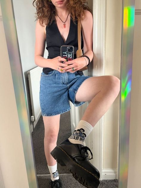 Light Wash Denim Shorts Outfit, Tumblr Style Outfits, Non Basic Summer Outfits, Boardwalk Outfit Summer, Mid Length Shorts Outfits, The L Word Outfits, Jean Skirt Aesthetic, Jorts Outfit Idea Summer, Vintage Shorts Outfit