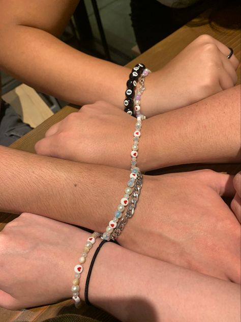 Friendship Bracelets For 5 Friends, Aesthetic Bff Bracelets, Bracelets For Friend Groups, Friendship Bracelets For 3 People, Matching Friendship Bracelets Aesthetic, 3 Person Friendship Bracelets, Best Friend Bracelets Aesthetic, Friend Group Bracelets, Friendship Bands Friends