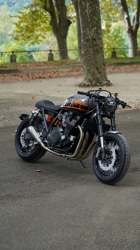 Beast Café: Yamaha XJR1300 – BikeBound Yamaha Xjr 1300 Cafe Racers, Yamaha Xjr 1300, Yamaha Xjr, Xjr 1300, Morning Ride, Cafe Racer Bikes, Custom Paint Jobs, Custom Bike, Bike Art