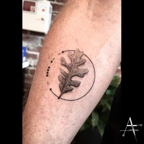 Oak Leaf Tattoo, Oak Leaf Tattoos, Tattoo Homme, Leaf Tattoo, L Tattoo, Band Tattoo, Oak Leaf, Mini Tattoos, Body Mods