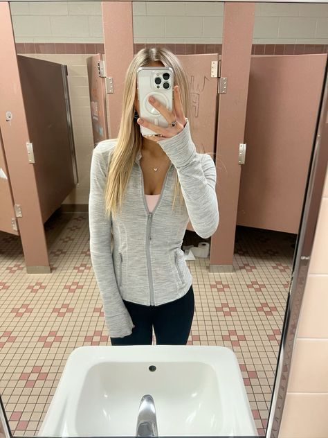 Grey Lululemon Define Jacket, Athletic Outfits School, How To Style Lulu Define Jacket, Styling Define Jacket, Lulu Define Jacket Outfit Aesthetic, How To Style A Define Jacket, Lululemon Define Outfit, Cute Lululemon Outfits Winter, Lulumelon Outfit