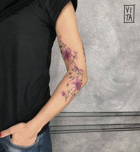 Image may contain: one or more people G Tattoo, Watercolor Tattoo Flower, Studio Tattoo, Beautiful Flower Tattoos, 3 Tattoo, Inspiration Tattoos, Vine Tattoos, Blossom Tattoo, Botanical Tattoo