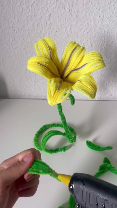 Rapunzel Flower Pipe Cleaner, Tangled Flower Pipe Cleaner, Rapunzel Flower Diy, Flower From Rapunzel, Tangled Prom, Rapunzel Flower, Tangled Flower, Pipe Cleaner Crafts, Flower Lamp