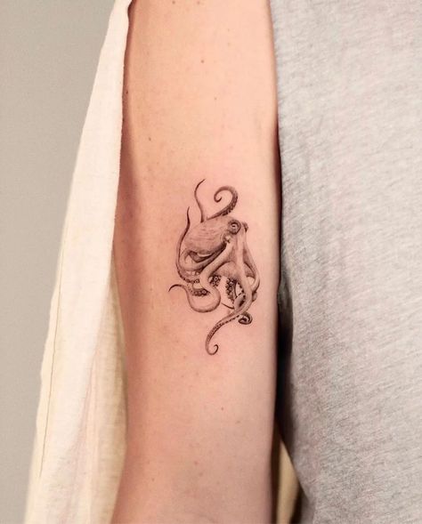 Cool Sea Creature Tattoos, Fine Line Octopus Tattoo, Jj Tattoo, Cute Octopus Tattoo, Octopus Tattoo Ideas, Small Octopus Tattoo, Tattoo Octopus, Squid Tattoo, Crane Tattoo