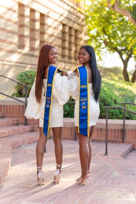 Best Friend Graduation Pictures Black, Duo Senior Pictures, Sister Graduation Pictures, Graduation Ceremony Outfit, Friend Senior Pictures, Cap And Gown Senior Pictures, Graduation Goals, Nursing Graduation Pictures, Graduation Shoot