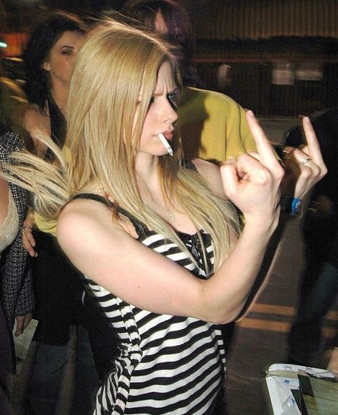 2000s Avril Lavigne, Skin Photoshoot, Avril Lavigne Outfits, Avril Lavigne Aesthetic, 2000s Punk Aesthetic, Pop Punk Aesthetic, Avril Levigne, Avril Lavingne, Avril Lavigne Style