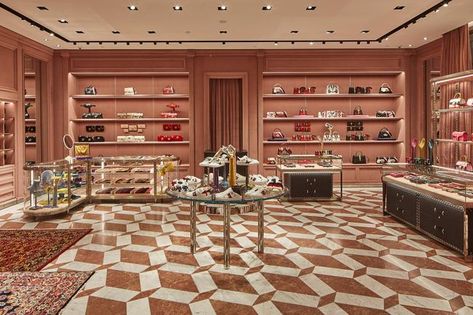 Inside Gucci’s brand new Bondi store - Vogue Australia Luxury Retail Store, Gucci Clothes, Fancy Shop, Retail Store Interior Design, Retail Space Design, Jewelry Store Design, Retail Interior Design, Retail Store Interior, Gucci Store