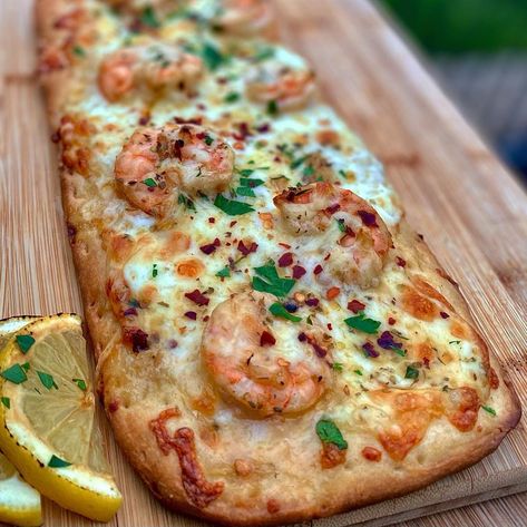 Shrimp Scampi Flatbread Pizza Shrimp Scampi Flatbread, Healthy Flatbread Recipes, Mexican Flatbread, Healthy Flatbread, Chicken Flatbread Pizza, Shrimp Pizza, Easy Corn Casserole, Flatbread Pizza Recipes, Pizza Sandwich