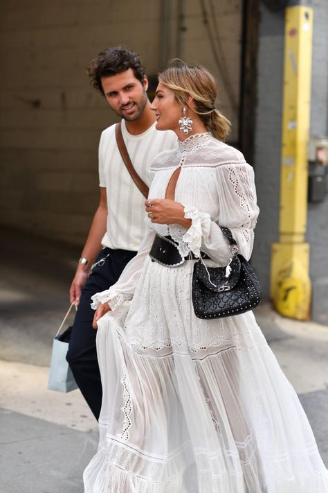 New York Fashion Week - Best Street Style to Copy White Lace Shirt Outfit, Long Sleeve Flowy Maxi Dress, Lace Shirt Outfit, Boho Street Style, Sparkle Outfit, White Lace Shirt, Autumn Street Style, Best Street Style, Street Style Chic