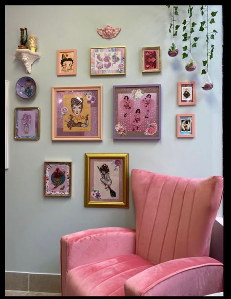 Cute Tattoo Studio Interior, Cute Tattoo Station, Cute Tattoo Parlor, Tattoo Shop Aesthetic Pink, Girly Tattoo Shop Decor, Cute Tattoo Shop Interior, Feminine Tattoo Studio, Tattoo Studio Aesthetic Pink, Tattoo Home Studio