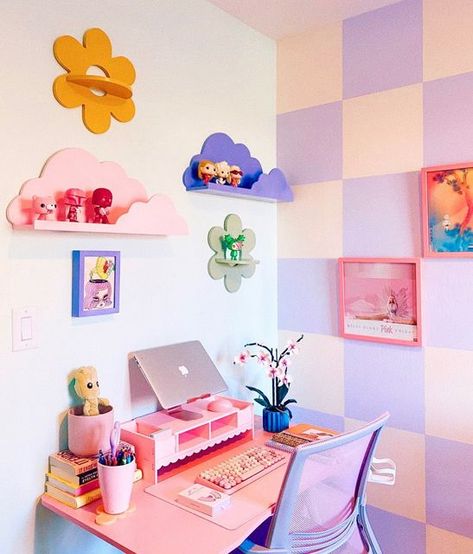 Pastel Shelves, Fun Office Wall, Funky Wall Shelves, Colorful Desk Ideas, Colorful Kids Room Ideas, Fun Wall Ideas, Pastel Gallery Wall, Colorful Room Inspiration, Cute Wall Shelves