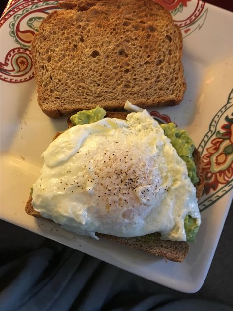 Avocado Toast with Egg Quick Lunch Ideas, Avocado Toast With Egg, Toast With Egg, Easy Toast, Egg On Toast, Mini Bagels, Avocado Toast Egg, Avocado Toast Recipe, Cucumber Sandwiches