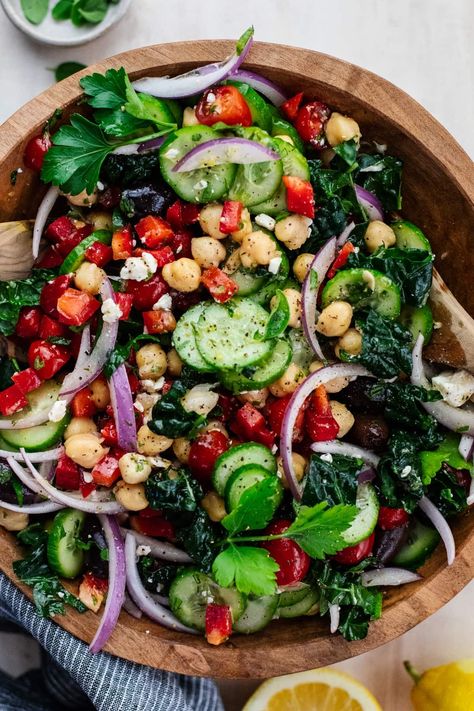 Simple and flavorful mediterranean chickpea salad. Super crunchy chopped vegetables with a tangy greek dressing! SO delicious and easy. Herb Vinaigrette, Mediterranean Chickpea, Chopped Vegetables, Mediterranean Chickpea Salad, Veggie Meals, Chickpea Salad, Kale Salad, Salad Bar, Mediterranean Diet Recipes