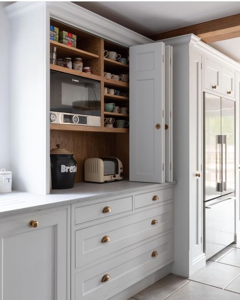 Kitchen with breakfast bar