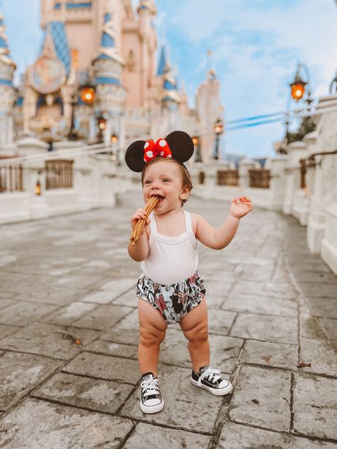 Magic Kingdom Pictures, Disney World Outfits Summer, Magic Kingdom Outfit, Disney Photoshoot, Disney World 2024, Vision Board Future, Travel With Baby, Orlando Photos, Wishing On A Star