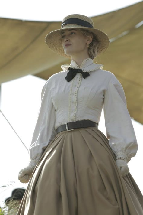 Actress Dominique McElligott, seen here in AMC's Hell on Wheels.  I wish I had a picture of her in Roxana's regency era clothes. Dominique Mcelligott, 40s Mode, Hell On Wheels, Wilde Westen, Look Retro, Retro Pin Up, Retro Mode, Edwardian Fashion, Moda Vintage