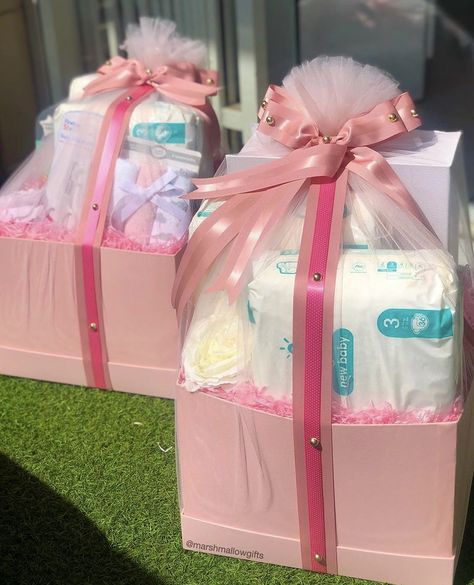 Baby Diapers, Wet wipes and towels wrapped in a baby pink color theme in a pink box for a baby shower. Baby Wipes Gift Ideas, Baby Shower Gift Ideas, Baby Gift Wrapping, Baby Shower Gift Box, Baby Shower Souvenirs, Gift Towers, Baby Products Packaging, Diaper Gifts, Baby Pink Colour