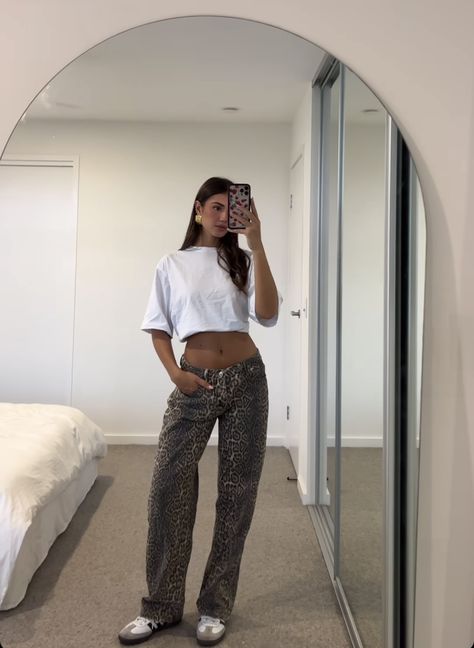 Baggy Pants Going Out Outfit, Lepord Print Jean Outfit, Outfit With Leopard Pants, Leopard Pant Outfit, Cheetah Print Jeans Outfit, Printed Jeans Outfit, Cheetah Jeans Outfit, Leopard Print Trousers Outfit, Cheetah Print Pants Outfit