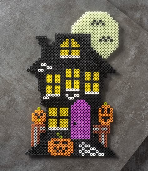 Hello Kitty Halloween Perler Beads, Perler Bead Haunted House, Perler Bead Halloween Ideas, Perler Halloween Pattern, Perler Bead Patterns Ghost, Halloween Melting Beads, Peeler Bead Halloween, Halloween Pearl Beads, Halloween Hamma Beads Ideas