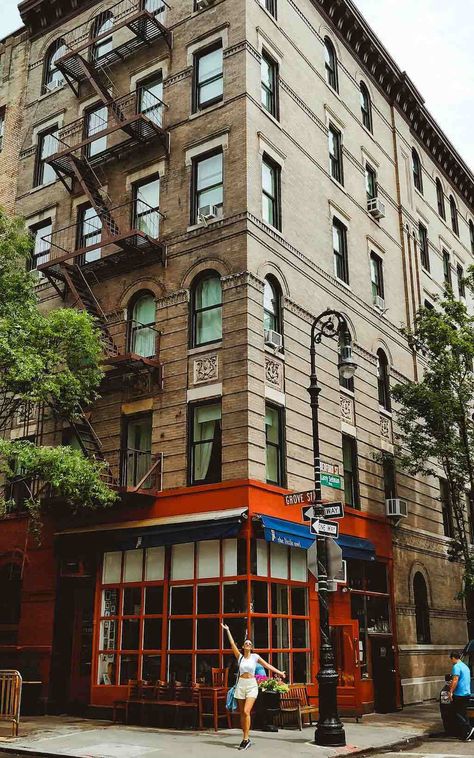 NYC Instagram Spots: The Friends building on the corner of Bedford St & Grove St, New York City. Friends Nyc, Nyc Travel Guide, Photo New York, Photography Friends, Nyc Instagram, Voyage New York, Places In New York, Instagram Guide, New York Pictures