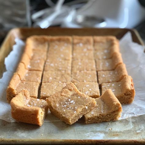 Chewy Cake Recipe, Browned Butter Blondies, Chewy Cake, Peanut Butter Chews, Butter Cookie Bars, Blondie Recipes, Peanut Butter Cookie Bars, Christmas Cookie Recipe, Weekly Meals