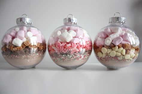 diy festive hot chocolate baubles Christmas Hot Chocolate Gifts, Chocolate Ornament, Christmas Fair Ideas, Hot Chocolate Spoons, Diy Hot Chocolate, Hot Chocolate Gifts, Chocolate Diy, Chocolate Spoons, Christmas Hot Chocolate